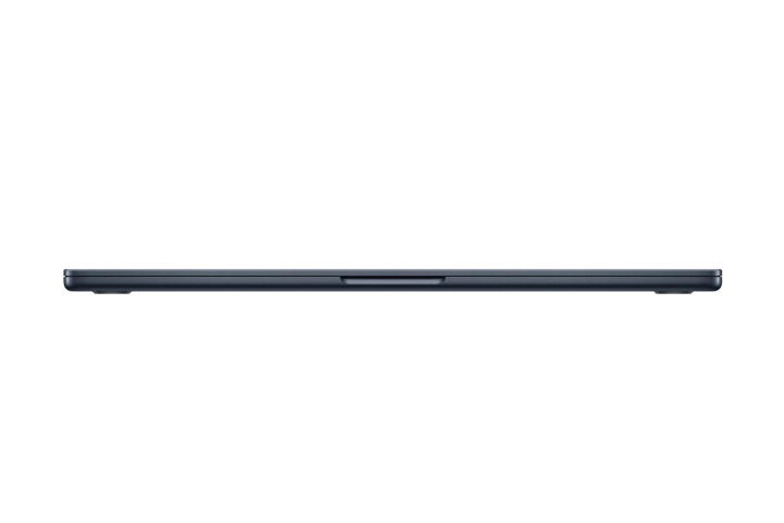 Die Seitenansicht des MacBook Air 15 zeigt die geringe Dicke.