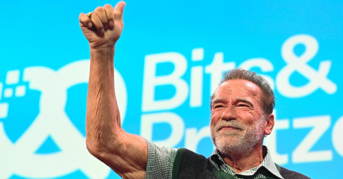 Arnold Schwarzenegger gibt bei den Bits & Pretzels 2022 im ICM München einen Daumen nach oben.