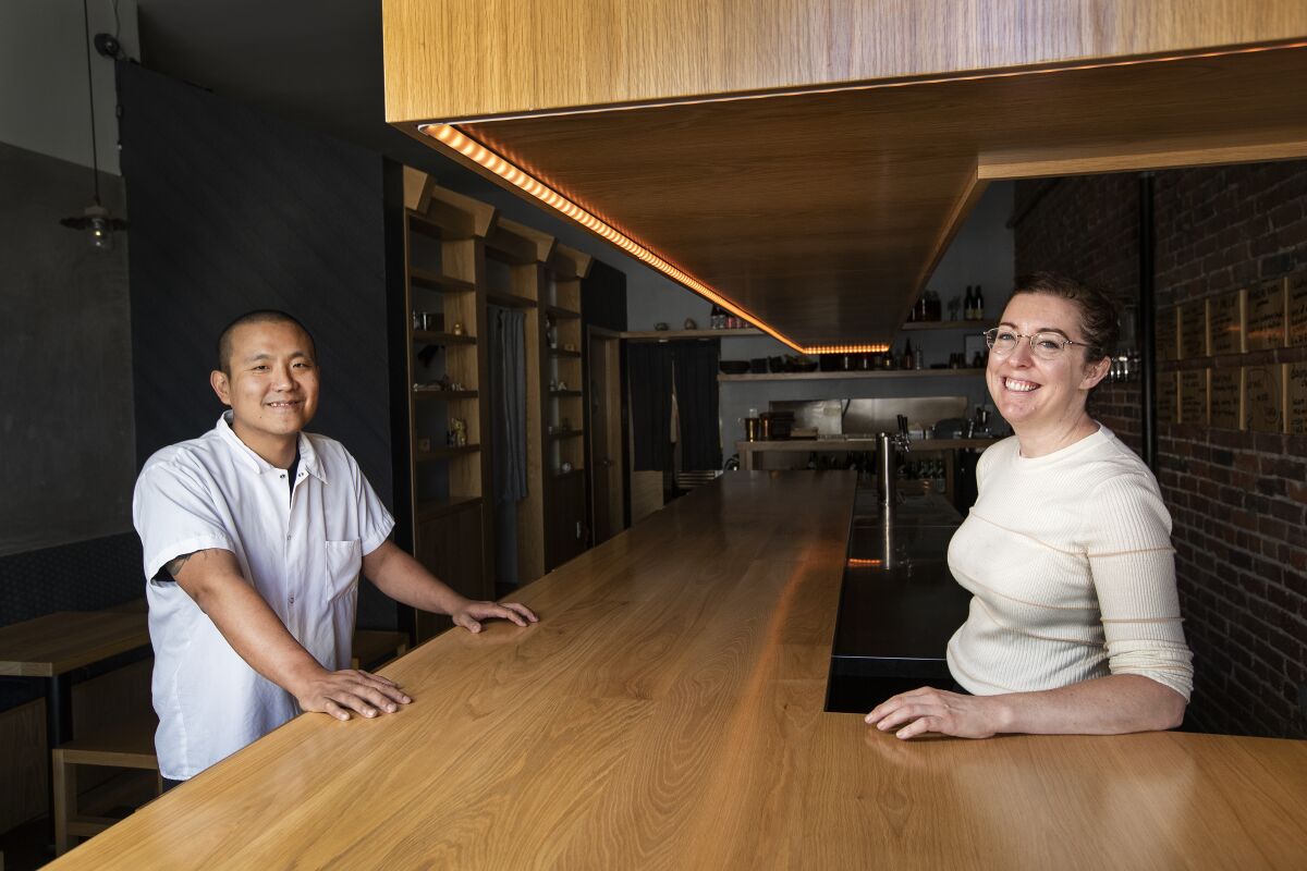 Die Ototo-Besitzer Charles Namba und Courtney Kaplan stehen in ihrer Sake-Bar Echo Park.
