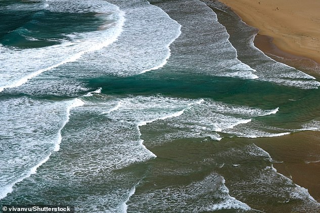 Strömungen ähneln einer Straße oder einem Fluss, die direkt ins Meer münden, wie ein blauer Streifen im tosenden Weiß der Wellen