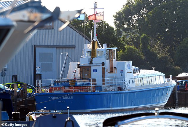 Polizeibeamte aus Dorset beschlagnahmten ein Kreuzfahrtschiff namens „Dorset Belle“ und stellten es unter Bewachung im Hafen von Poole