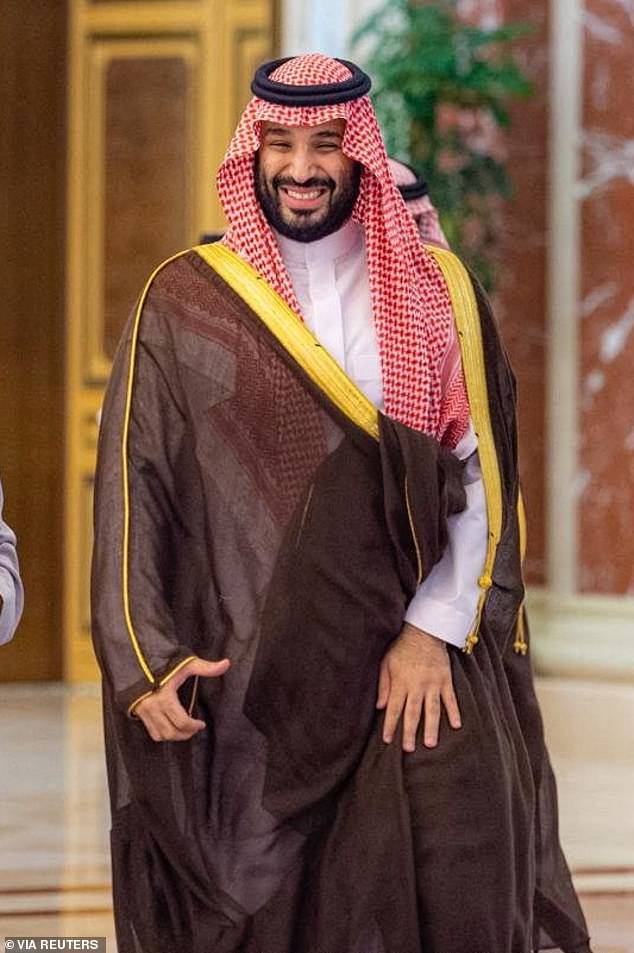 LIV Golf wird vom saudischen öffentlichen Investmentfonds finanziert, dessen Vorsitzender Kronprinz Mohammed Bin Salman ist, der faktische Herrscher von Saudi-Arabien.  Dem Land wird vorgeworfen, durch „Sportwashing“ versucht zu haben, seine erbärmliche Menschenrechtsbilanz zu verbergen.