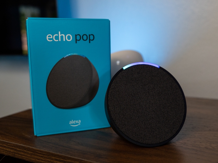 Der Amazon Echo Pop und seine Verkaufsverpackung.