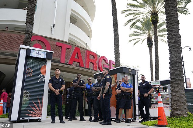Polizisten standen vor einem Target-Laden in Miami, als Menschen auf der anderen Straßenseite protestierten