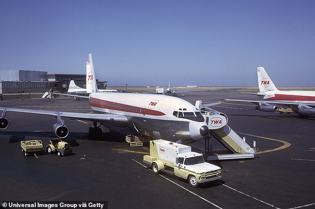 Die 1950er und 1960er Jahre werden oft als das goldene Zeitalter des Flugverkehrs angesehen.  Aber ist der Ruf gerechtfertigt?  Oben ist ein Archivbild eines TWA-Flugzeugs in San Francisco im Jahr 1963