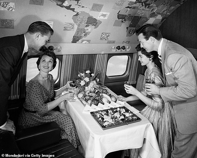 Passagiere vor dem Buffet, serviert auf einem TWA-Flug im Jahr 1955