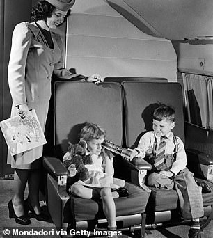 Ein TWA-Kabinenbesatzungsmitglied kümmert sich 1953 auf einem Flug um zwei Kinder