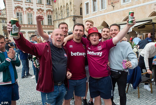 West Ham-Fans haben vor dem Finale auf dem Prager Alten Platz getrunken und gesungen