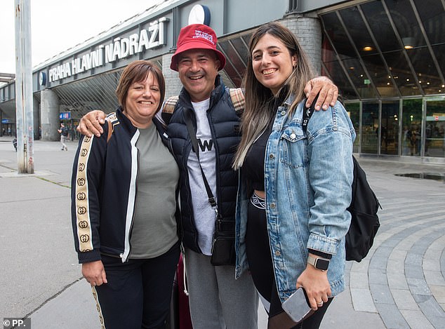 West Ham-Fan Norman Galea (Mitte) plant, das Spiel mit seiner Tochter Naomi (rechts) in der Fanzone zu verfolgen, nachdem er seiner Frau Rita (links) sein Ticket gegeben hat.