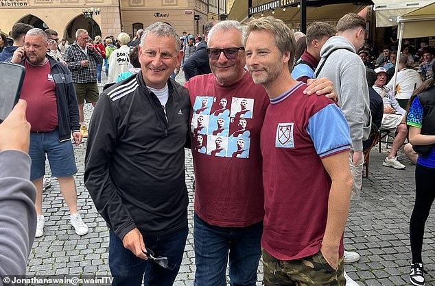 Popstar und West Ham-Fan Chesney Hawkes (rechts) posierte für Fotos mit Fans