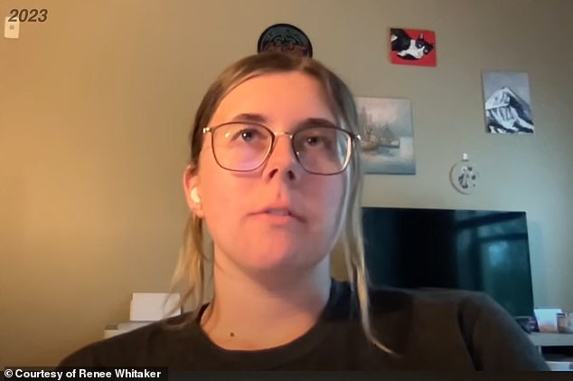 In dem Video beteiligt sich auch das älteste Kind der Whitakers – die 21-jährige Anna – per FaceTiming von ihrem Studentenwohnheim aus an der Unterhaltung