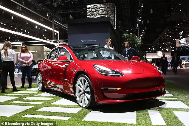 Branchenanalysten, die sich auf die Rohstoffmärkte für Lithium-Ionen-Batterien spezialisiert haben, glauben, dass Tesla möglicherweise einen Deal mit Panasonic abgeschlossen hat, um seine Elektrofahrzeugbatterien im Inland zu beziehen, um neue US-Steuergutschriftsanforderungen zu erfüllen