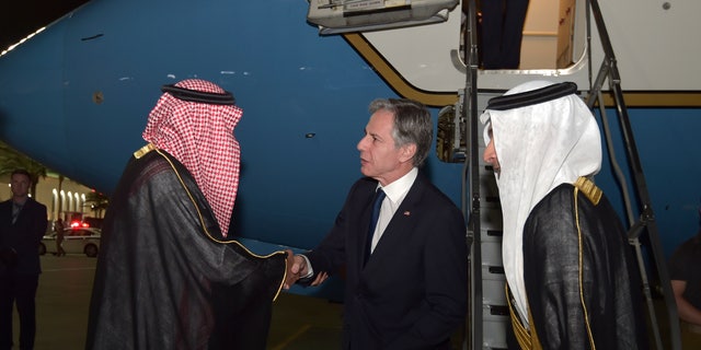 Blinken schüttelt einem saudischen Beamten die Hand