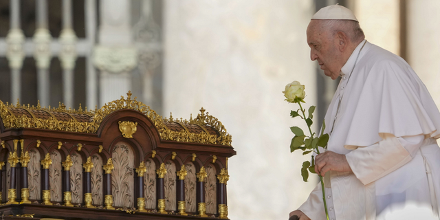 Papst Franziskus betet vor Reliquien im Vatikan