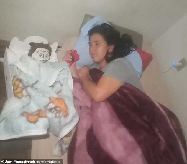 Meirivone hat zuvor Fotos von sich geteilt, auf denen sie Seite an Seite mit ihrem Sohn Marcelinho schläft.  zeigen ihre enge Mutter-Sohn-Bindung