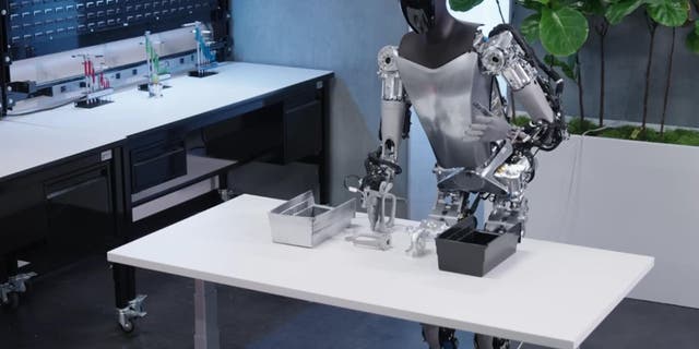 Foto eines Roboters, der seine Funktionen vorführt.