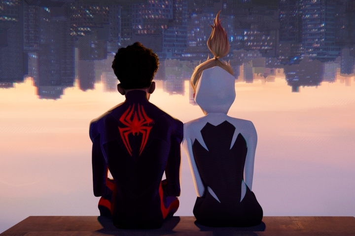 Miles Morales und Gwen Stacy hängen in Spider-Man: Across the Spider-Verse kopfüber zusammen.