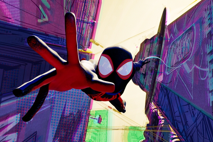 Miles Morales fällt in Spider-Man: Across the Spider-Verse zwischen zwei Gebäude.