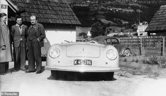 Ursprünge: Porsche-Gründer Ferry Porsche (links) und sein Vater Ferdinand mit dem 356 Nummer 1, der im Juni 1948 den Startschuss für die Automobilfirma gab, im Hintergrund zwei von Ferdinand entworfene VW-Käfer