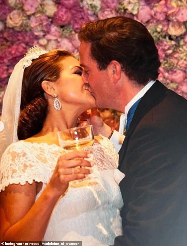Ein Bild zeigte Chris, wie er seiner Braut während des Empfangs während der Toasts auf ihre Hochzeit einen Kuss stahl