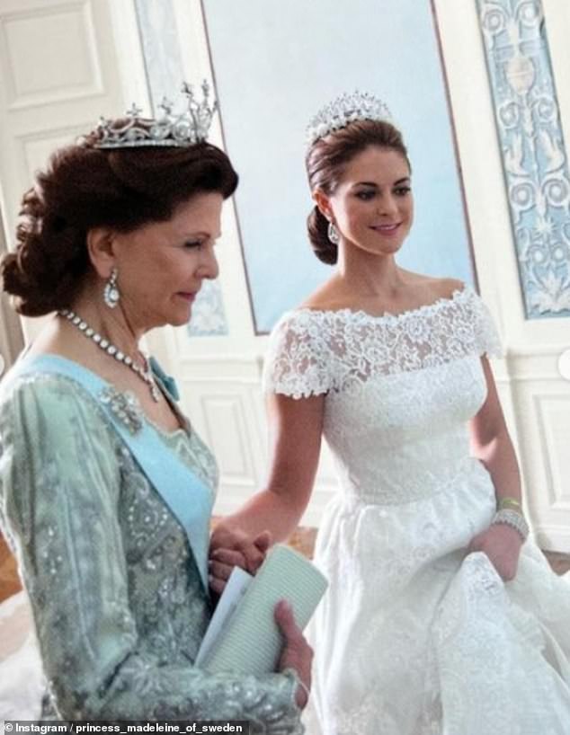 Ein anderes Bild zeigte Madeleine Händchen haltend mit ihrer Mutter, Königin Silvia, vor ihrer Zeremonie