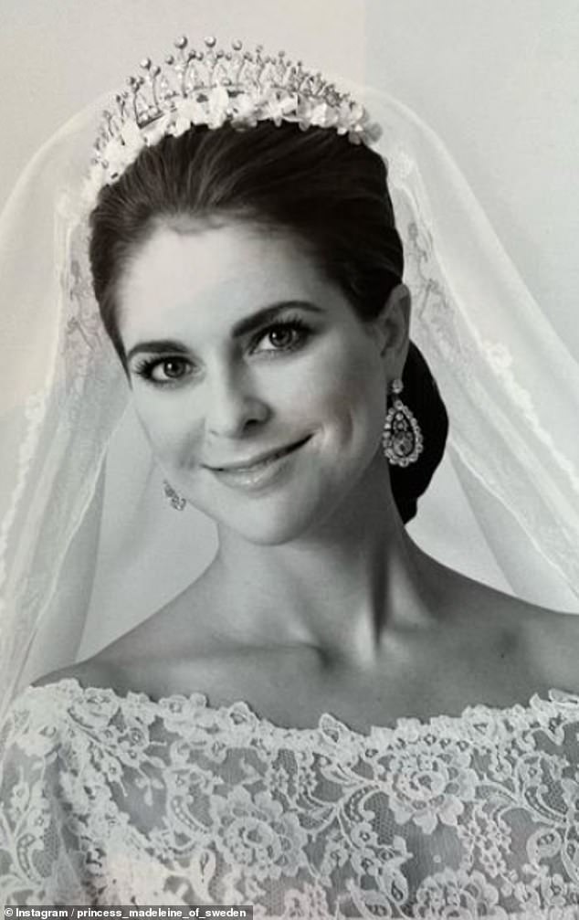 Ein atemberaubendes weiß-schwarzes Porträt zeigte die Braut an ihrem großen Tag mit einer Tiara und Diamantohrringen