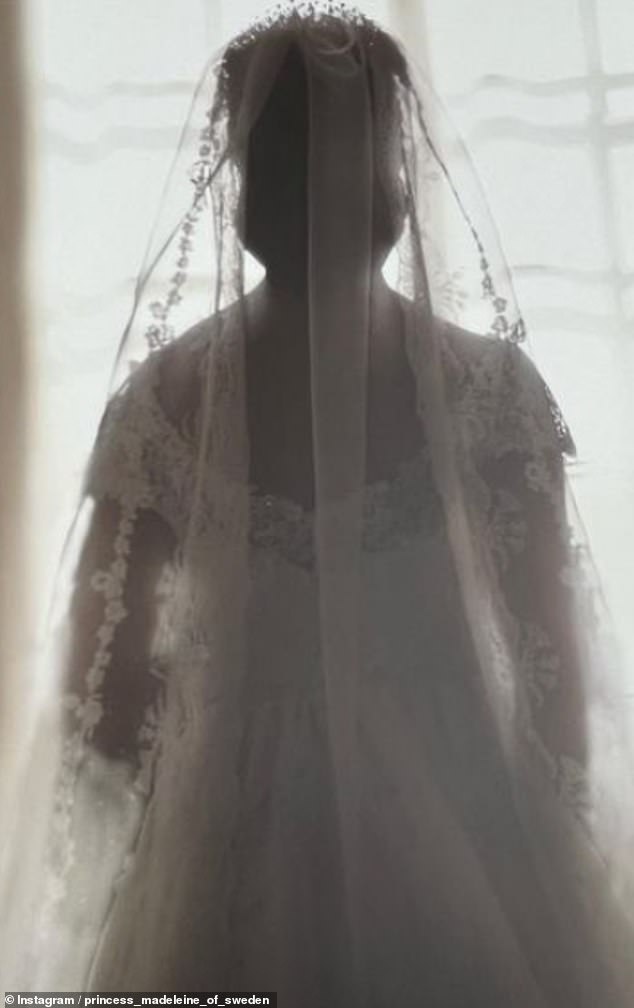 Die Braut trug ihr Kleid mit einem sechs Meter langen Schleier, der ebenfalls aus Seidenorgandien gefertigt und mit Blumen aus Chantilly-Spitze verziert war