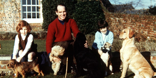 Eine junge Sarah Ferguson posiert mit ihrer Familie und ihren Hunden vor ihrem Haus