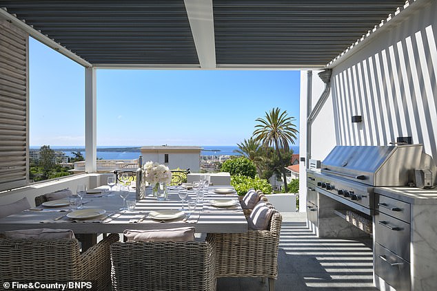 Der neue Eigentümer des Hauses kann von der schattigen überdachten Terrasse aus auf das Meer blicken