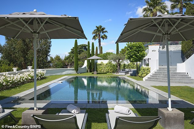 Die wunderschöne Villa mit fünf Schlafzimmern verfügt über eine Terrasse, einen Pool und eine Grillstation