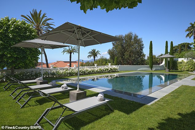 Das Haus verfügt über einen Pool und Bereiche zum Entspannen auf wunderschönen grünen Rasenflächen