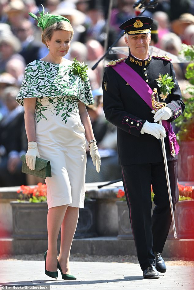 Heute früh sah Königin Mathilde von Belgien in einem schicken Kleid an der Seite von König Philippe in London typisch elegant aus