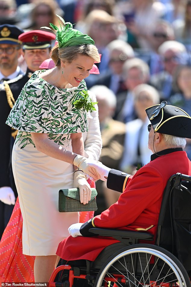 Die 50-jährige Königin zeigte bei der Gründertagszeremonie ihr Stilbewusstsein in dem eleganten weißen Cape-Kleid mit grünem Blumendruck