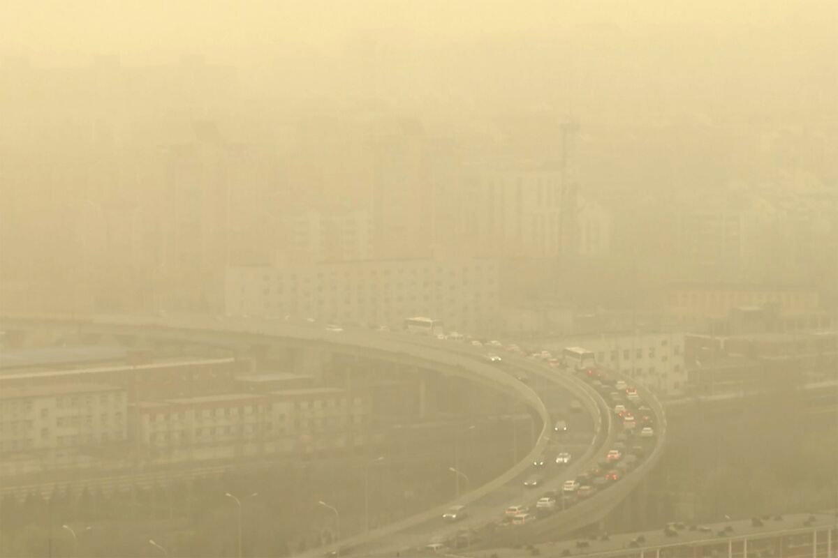 Eine Autobahn während eines Staubsturms inmitten starker Umweltverschmutzung in Peking.