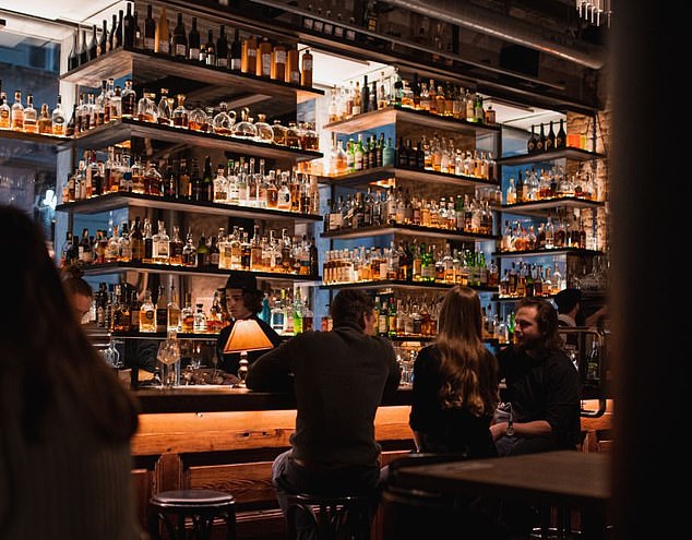 Genießen Sie einen Cocktail in der Bar That Doesn't Exist, die eine entspannte Speakeasy-Atmosphäre ausstrahlt