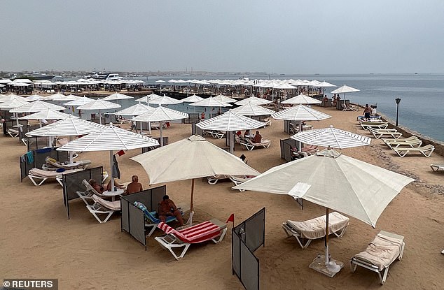 Ein Blick auf einen der Strände, die geschlossen wurden, nachdem am 9. Juni 2023 ein russischer Staatsbürger bei einem Haiangriff im ägyptischen Ferienort Hurghada am Roten Meer getötet wurde