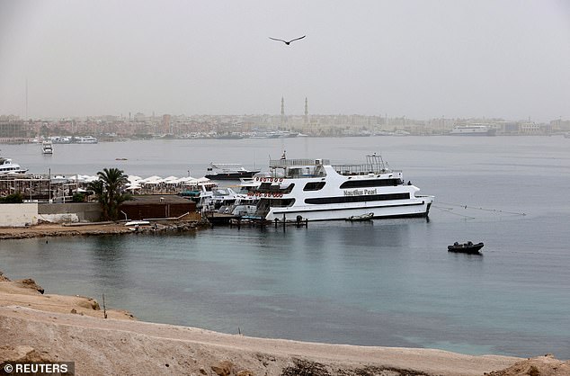 Ein Boot an einem der Strände, die geschlossen wurden, nachdem am 9. Juni 2020 ein russischer Staatsbürger bei dem Haiangriff in der Nähe eines Strandes im ägyptischen Ferienort Hurghada am Roten Meer getötet wurde