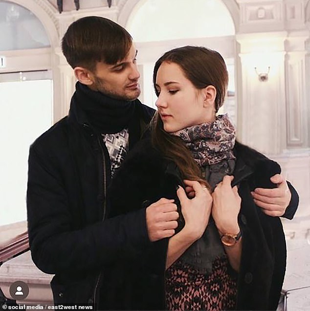 Vladimir Popov ist mit seiner Freundin Anastasia zu sehen