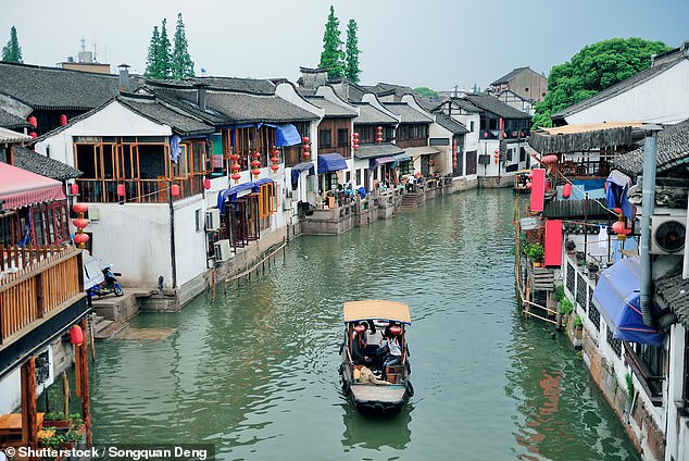 Ivo besuchte Zhujiajiao, einst eine 400 Jahre alte „Wasserstadt“, die auf einem Netzwerk von Kanälen erbaut wurde, die von den Nebenflüssen des Jangtsekiang speisten.  „Dies war das alte China unserer Vorstellungen“, schreibt er
