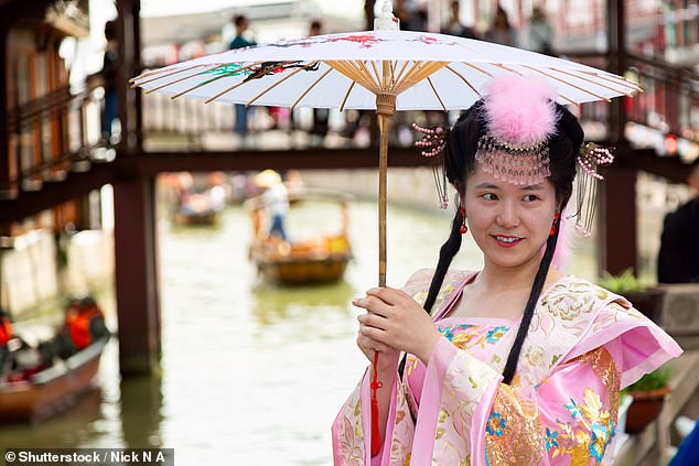 Antike Kultur: Eine Frau in eleganter chinesischer Nationaltracht in Shanghai