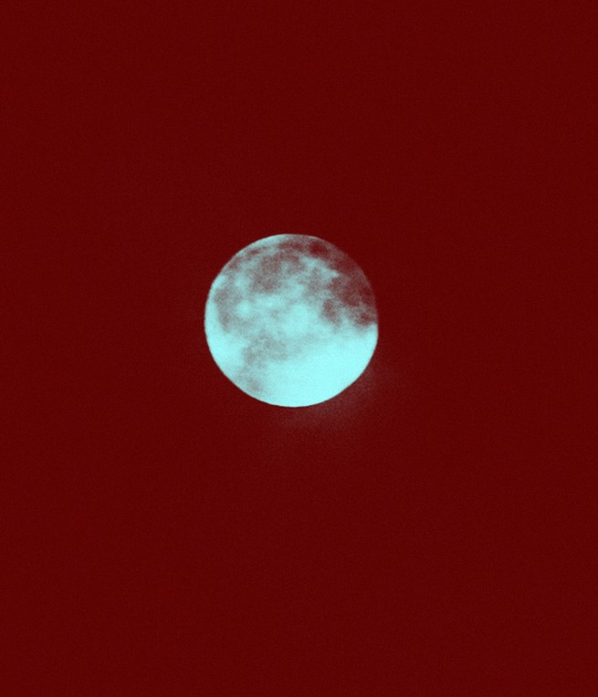 Zeichnung des Mondes vor rotem Hintergrund