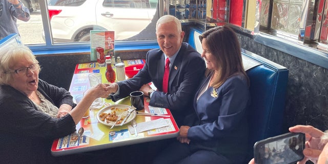 Mike Pence im New Hampshire Diner