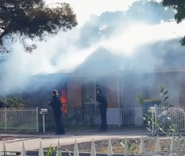 Die Schwestern Monica (18) und Drewicilla Fry (19) befanden sich in ihrem Haus in Angle Park im Nordwesten Adelaides, als es Feuer fing (im Bild: Feuerwehrleute vor Ort).