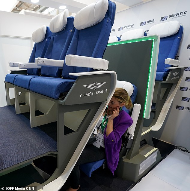 Die Rückenlehnen erreichen einen Winkel von 125° und die Passagiere in der unteren Sitzreihe können ihr Gepäck unter ihren Sitzen verstauen