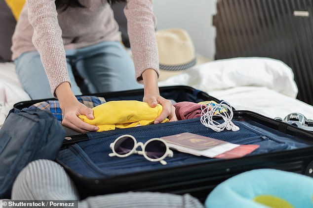 Packwürfel können Ihnen bei der Organisation Ihres Handgepäcks helfen, sparen aber möglicherweise nicht viel Platz. Rollen ist angeblich eine gute Methode zum Packen von Kleidung