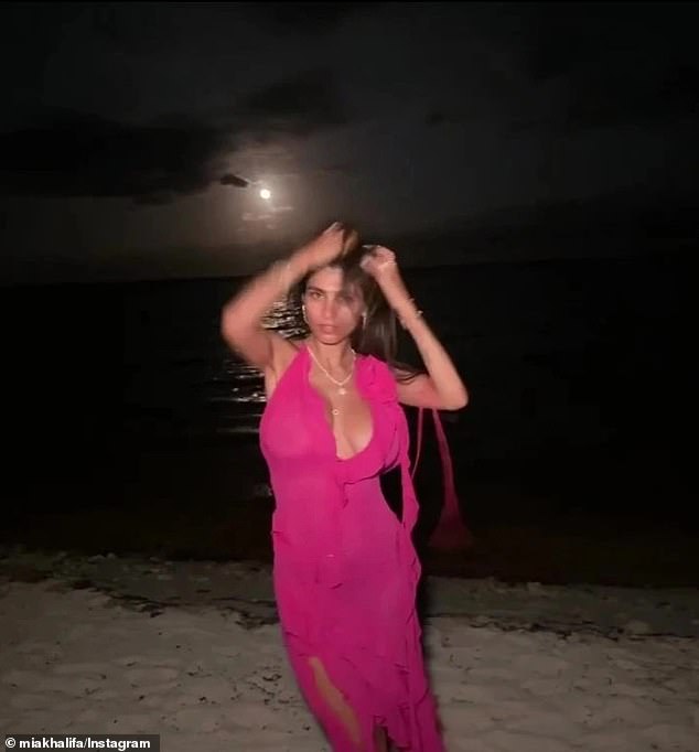 An anderer Stelle posierte Mia am Strand in ihrem fuchsiafarbenen Rüschenkleid mit tiefem Ausschnitt