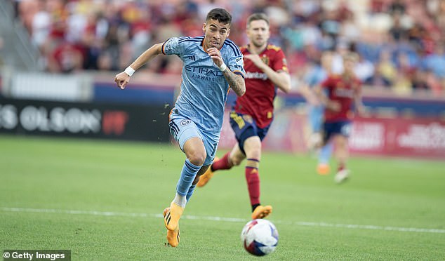 Gabriel Pereira vom New York City FC schiebt den Ball gegen Danny Musovski nach oben