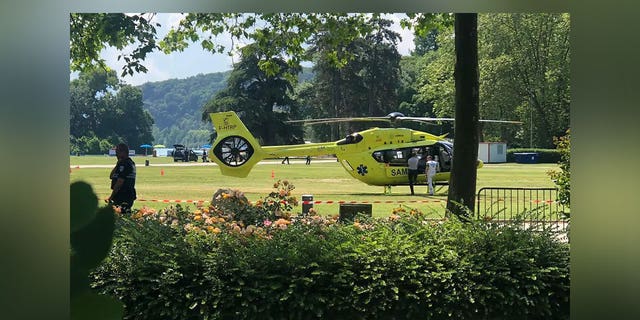 Hubschrauber am Tatort eines Messerstechers in einem französischen Park
