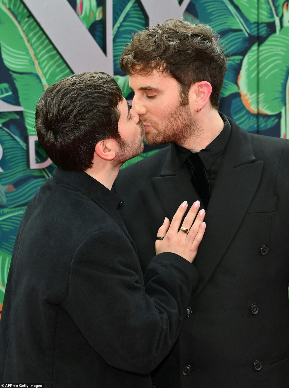 Sweet moment: Noah and Ben shared a smooch on the red carpet