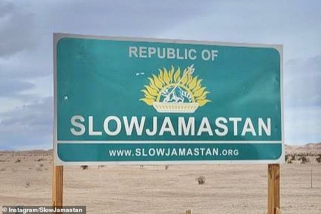 Ein Schild außerhalb der Republik Slowjamastan im Imperial County, Kalifornien